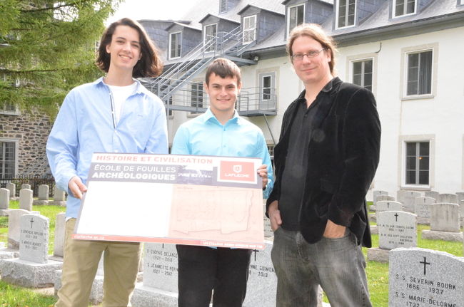 Julien Tapps et Kilyan Bonnetti, deux étudiants du programme Histoire et civilisation du Collège Laflèche, en compagnie de l’archéologue Louis Gilbert, sur le site des fouilles archéologiques.