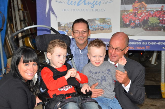 Roxanne Maurais pourra travailler tout en s’occupant de son fils grâce aux Anges des Travaux publics. On la voit ici avec ses enfants Anthony et Raphaël, le maire de Trois-Rivières, Yves Lévesque et le représentant des Anges, Alain Lizotte (à l’arrière-plan).