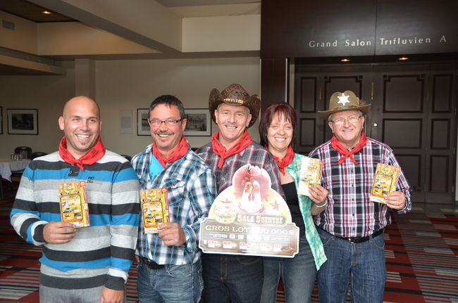 De gauche à droite, Tommy Guillemette (Bécancour), Gilbert Joyal (Saint-François-du-Lac), Steve Lacoursière (Shawinigan), Nicole Dubé (Saint-Pierre-les-Becquets) et Réjean Gaudreault (La Tuque). Les participants courent la chance de gagner 200 000$ en prix divers et un gros lot de 500 000$.