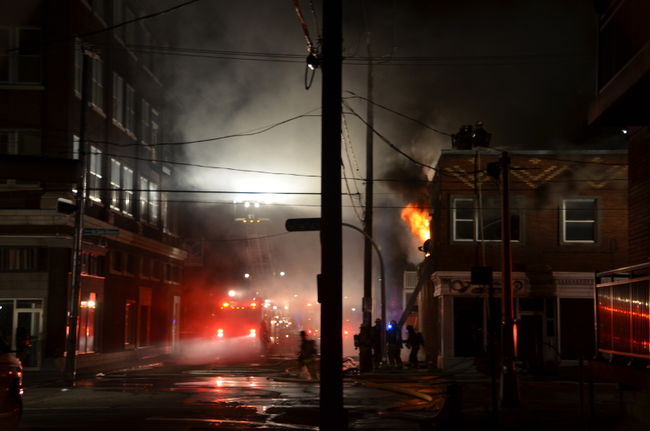 Une soixantaine de pompiers de Trois-Rivières et Saint-Étienne-des-Grès ont passé la nuit à combattre l'incendie.