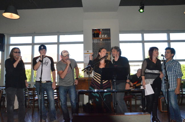 Breen Leboeuf, Jeff Gagnon, François Pilotte, Fabiola Toupin, Marc Picard, Julie Massicotte et Simon Lacerte interprétant la chanson «Mégantic»