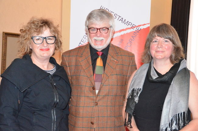 Dans l’ordre habituel: Jo Ann Lanneville, présidente de la BIECTR, John R. Porter, président d’honneur, Élisabeth Mathieu, directrice artistique.