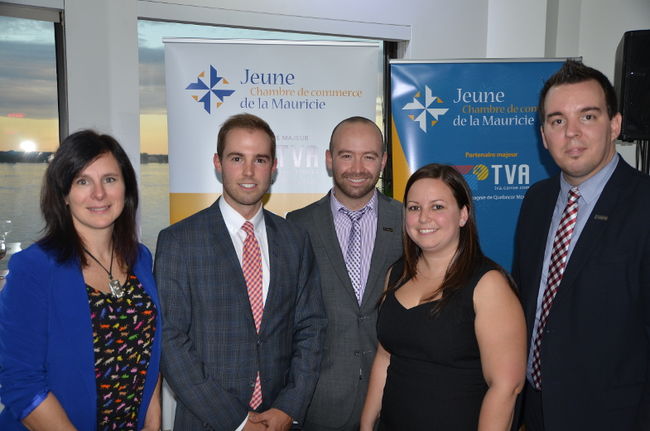 La JCCM a lancé officiellement ses activités 2013-2014 dans les locaux de la firme de communication Egzakt, jeudi soir à Trois-Rivières. De gauche à droite, Annie Branchaud, vice-présidente aux opérations chez Egzakt, Justin Trudel, président de la JCCM et avocat chez Heenan Blaikie, Jean-Philippe Lemay, directeur adjoint de la JCCM, Mélanie Laflamme, vice-présidente relève et affaires étudiantes du Regroupement des CPA de la Mauricie et du Centre-du-Québec (partenaire du lancement), et Steve Renaud, directeur général de la JCCM.