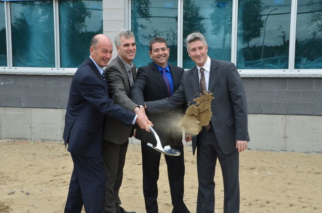 De gauche à droite: le maire de Trois-Rivières, Yves Lévesque, les copropriétaires Jean-François Dupuis et Stéphane Thiffault, ainsi que le directeur général d’Automation Mauricie, Marc-André Harnois, ont jeté une dernière pelletée de terre devant les nouveaux locaux d’Automation Mauricie, mercredi dernier. Les 70 employés de l’entreprise s’y installeront d’ici un mois.