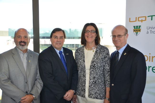 L’UQTR a lancé officiellement son nouveau programme de maîtrise et doctorat en sciences biomédicales, vendredi. De gauche à droite, Sylvain Delisle, vice-recteur aux études et à la formation de l’UQTR, Nadia Ghazzali, rectrice de l’UQTR, Guy Breton, recteur de l’Université de Montréal, et Robert Mantha, vice-recteur à la recherche et au développement de l’UQTR.