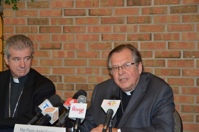 L’Assemblée des évêques catholiques du Québec est réunie depuis mardi à la Maison de la Madone, à Trois-Rivières. Les 24 évêques présents ont discuté principalement de la Charte des valeurs québécoises et du projet de loi sur l’aide médicale à mourir. De gauche à droite, Mgr Christian Lépine, archevêque de Montréal, et Mgr Pierre-André Fournier, archevêque de Rimouski et président de l’Assemblée.
