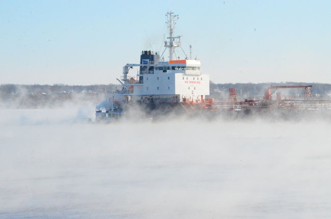 Une dizaine de navires ont dû rester à quai toute la fin de semaine en raison de la fermeture de la voie navigable entre Québec et Montréal, dont le Dara Desgagnés, amarré au port de Trois-Rivières depuis vendredi.