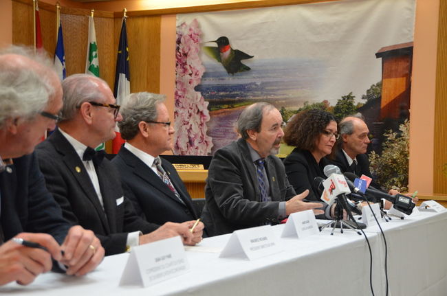 L’avenir de Bécancour passera par la PME, selon jean-Guy Dubois, qui voit là une façon non seulement de diversifier l’économie de la ville, mais également d’attirer de nouveaux habitants. Sur la photo, dans l’ordre habituel: Jean-Guy Paré, coprésident du Comité du fonds de diversification économique, Maurice Richard, président-directeur de la Société du parc industriel et portuaire de Bécancour, Mario Gagné, conseiller municipal, Jean-Guy Dubois, maire de Bécancour, Nadia Ghazzali, rectrice de l’UQTR, et Guy Blanchette, animateur.