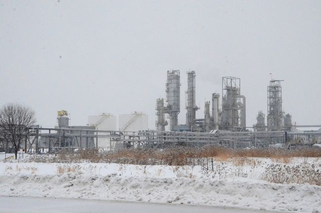 Le parc industriel et portuaire de Bécancour a accueilli plusieurs entreprises étrangères au courant des années, dont l’Espagnole CEPSA (autrefois Petresa) et la Norvégienne Norsk Hydro (qui a depuis quitté les lieux). Il pourrait héberger prochainement une usine de fabrication d’engrais à base d’urée d’IFFCO Canada, une entreprise d’origine indienne.