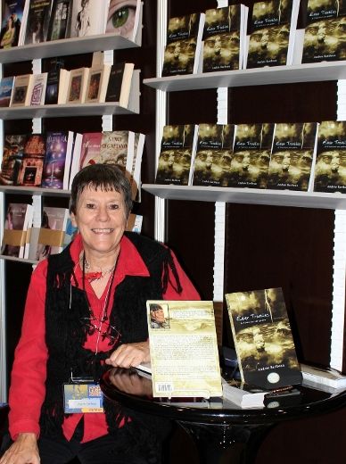 Avec son premier roman, «Eaux Troubles – de l’intérieur sans pudeur», Andrée Baribeau nous emmène sur ses traces, celle d’une femme à la fois forte et fragilisée par des expériences de vie desquelles tout un chacun peut tirer des leçons... ou du moins une réflexion. 