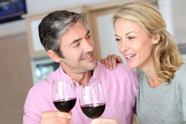 Boire du vin rouge régulièrement en petites quantités serait bon, non seulement pour le cœur, mais pour le cerveau aussi.