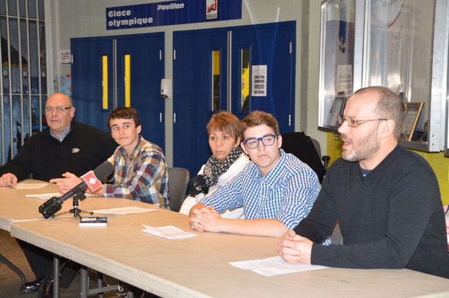 De gauche à droite: André Ricard, président de Hockey Mauricie, Vincent Giguère, athlète en canoë-kayak, Claudine Hébert, vice-présidente de l’Association des clubs de patinage artistique de la Mauricie, Vincent Paradis, athlète en natation, et François Noël, entraîneur de judo.