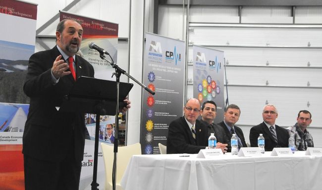 Denis Lebel a fait l’annonce en compagnie du maire Lévesque et des dirigeants des entreprises soutenues.