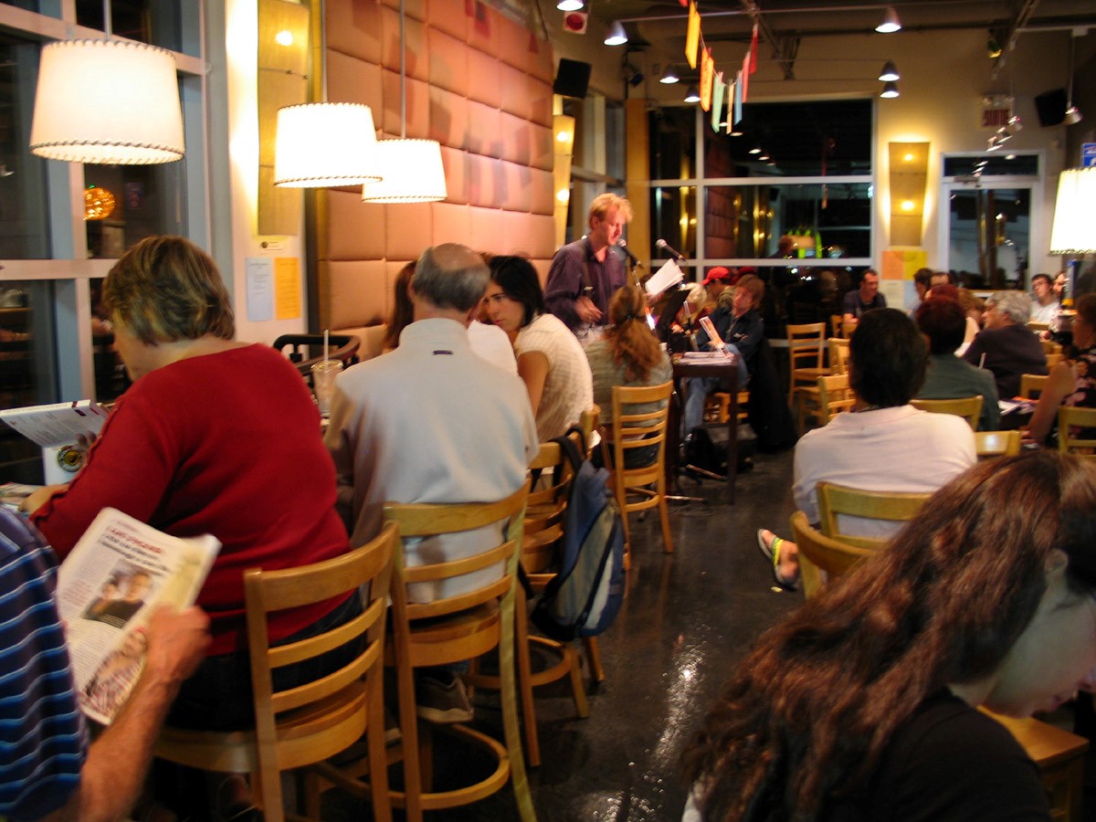 Bars et restos sont envahis jusqu'au 12 octobre pour écouter nos poètes.