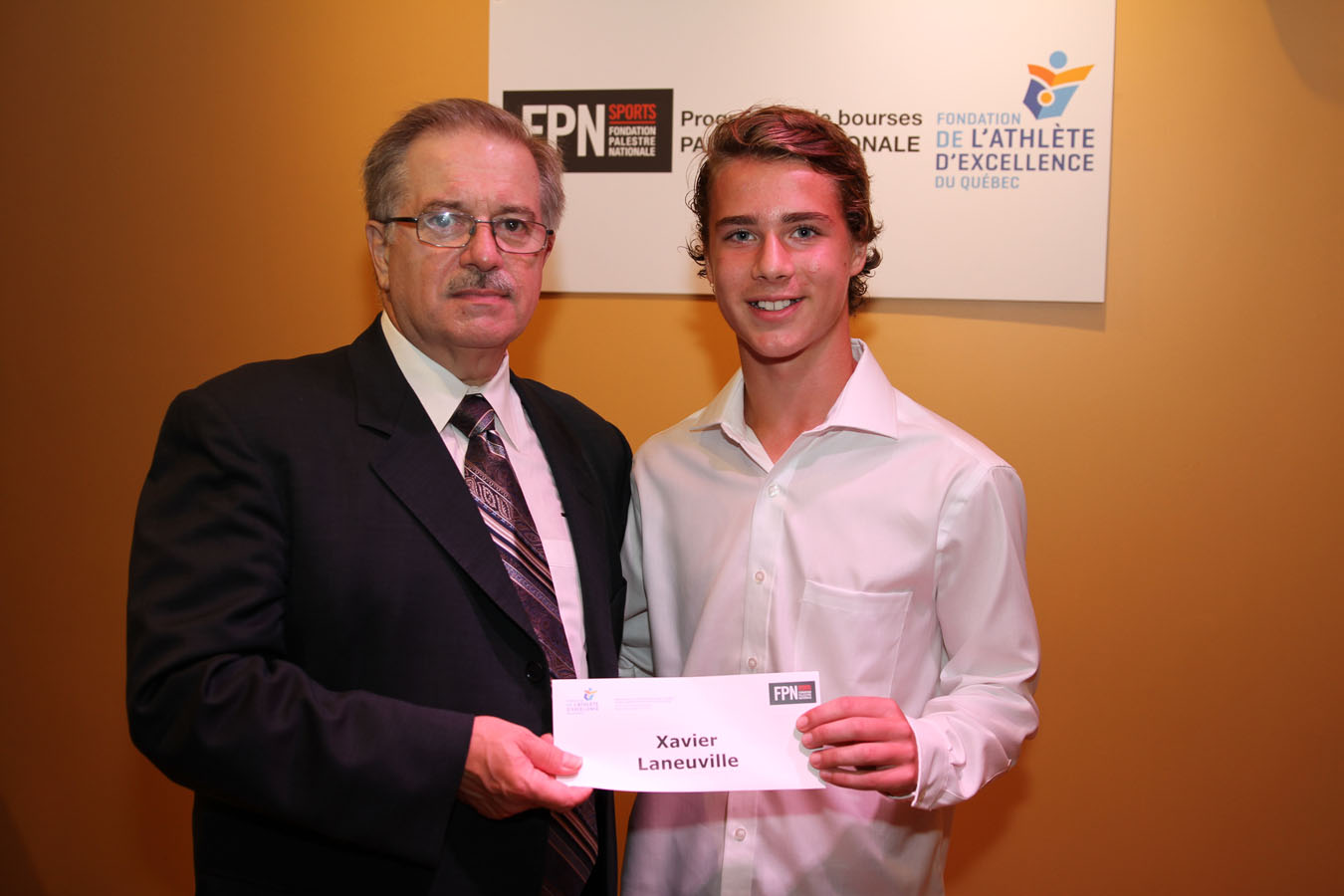 Xavier Laneuville a obtenu une bourse de 1 500 $ de la Palestre Nationale qui a été remise à 16 jeunes étudiants-athlètes identifiés Espoir et qui en sont à leur début sur les scènes sportives québécoise et canadienne.
