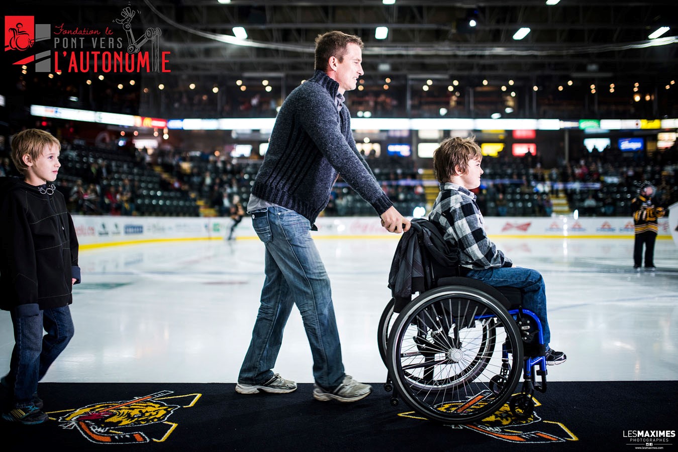 Le jeune Christophe, 14 ans, atteint de dystrophie musculaire a participé à la cérémonie protocolaire au Colisée Desjardins lors du match inaugural à Victoriaville.