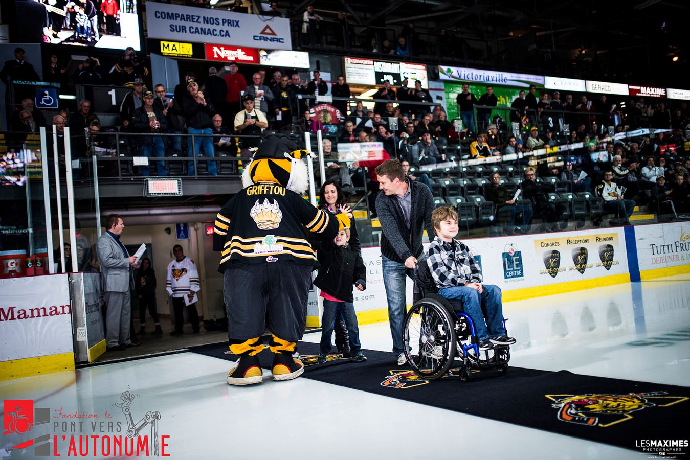 Le jeune Christophe, 14 ans, atteint de dystrophie musculaire a participé à la cérémonie protocolaire au Colisée Desjardins lors du match inaugural à Victoriaville.