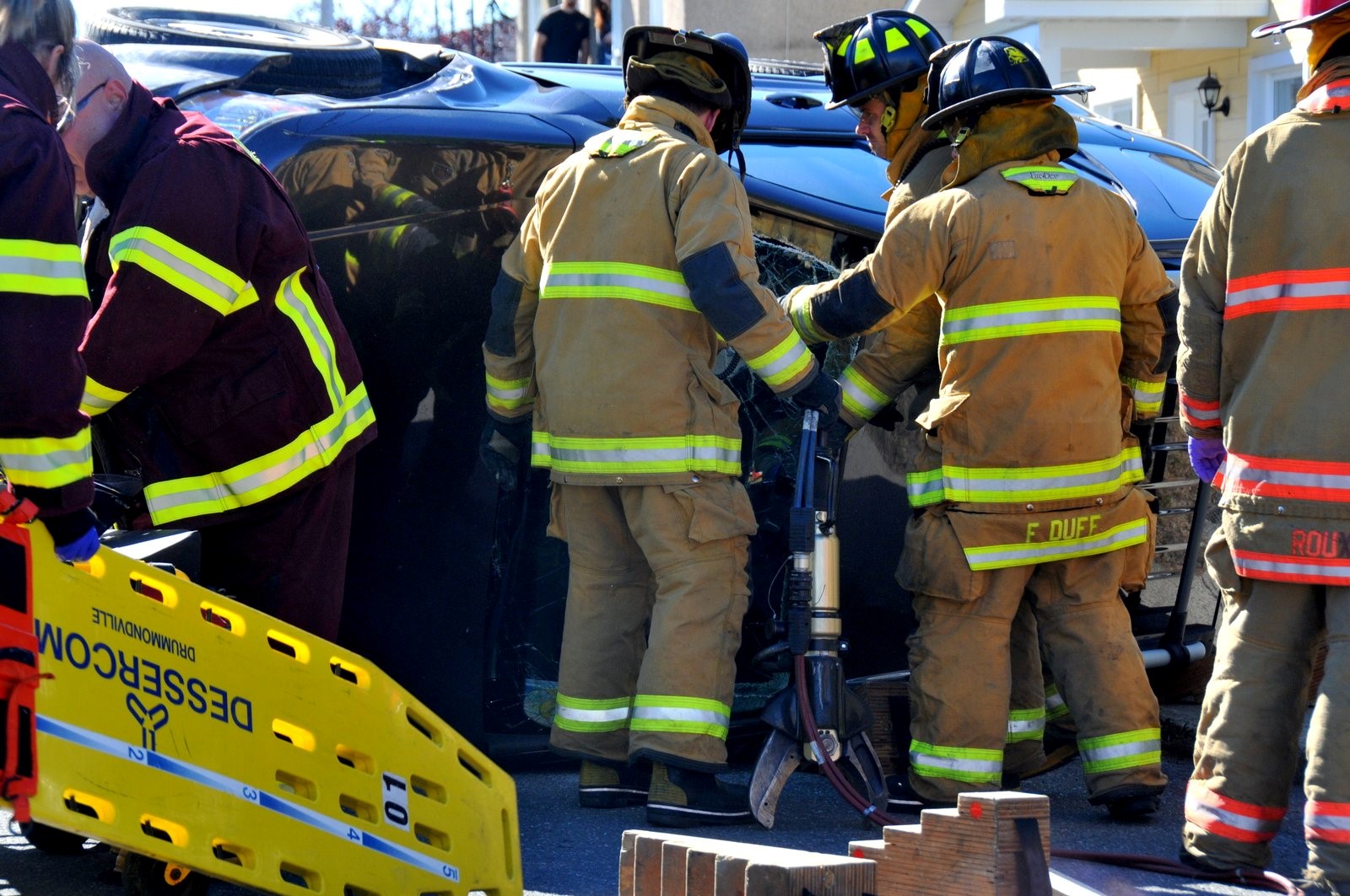 Spectaculaire accident dans un quartier résidentiel de Drummondville