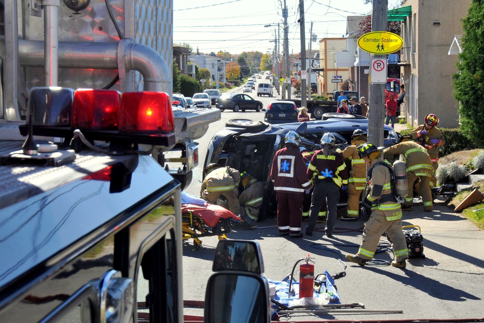 Spectaculaire accident dans un quartier résidentiel de Drummondville