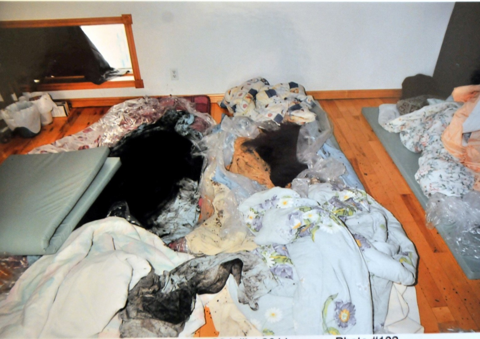 Les lits dans la maison à Durham-Sud dans lesquels les invités étaient couchés lors de l'enveloppement dans la terre noire et le plastique.