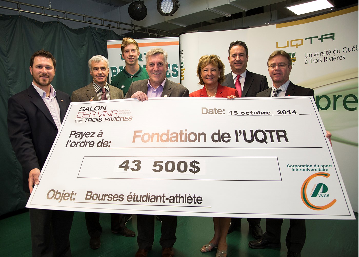 Dany Trahan, directeur SAQ Sélection; André-Francois Lafond, directeur du SAPS; Louis-Thomas Fortin, capitaine équipe de soccer masculin; Daniel Milot, directeur de la Fondation UQTR et président d’honneur du 23e Salon des vins, bières et spiritueux de Trois-Rivières; Johanne Giguère, vice-rectrice à l’administration et aux finances de l’UQTR; Jean Poliquin, Financière Banque Nationale et Pierre Cyrenne, directeur de comptes Banque Nationale.