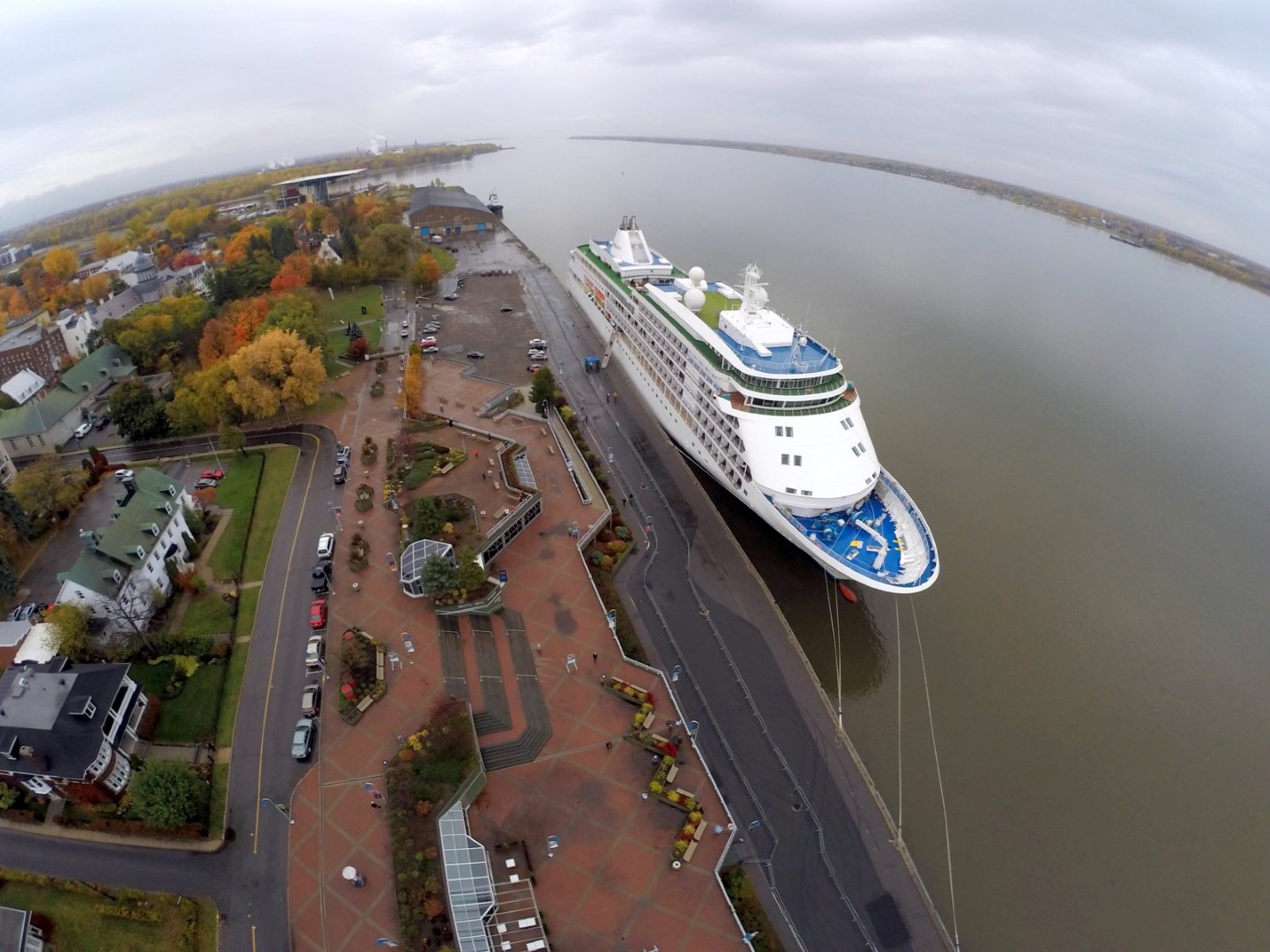 Le Silver Whisper à Trois-Rivières le 15 octobre 2014.