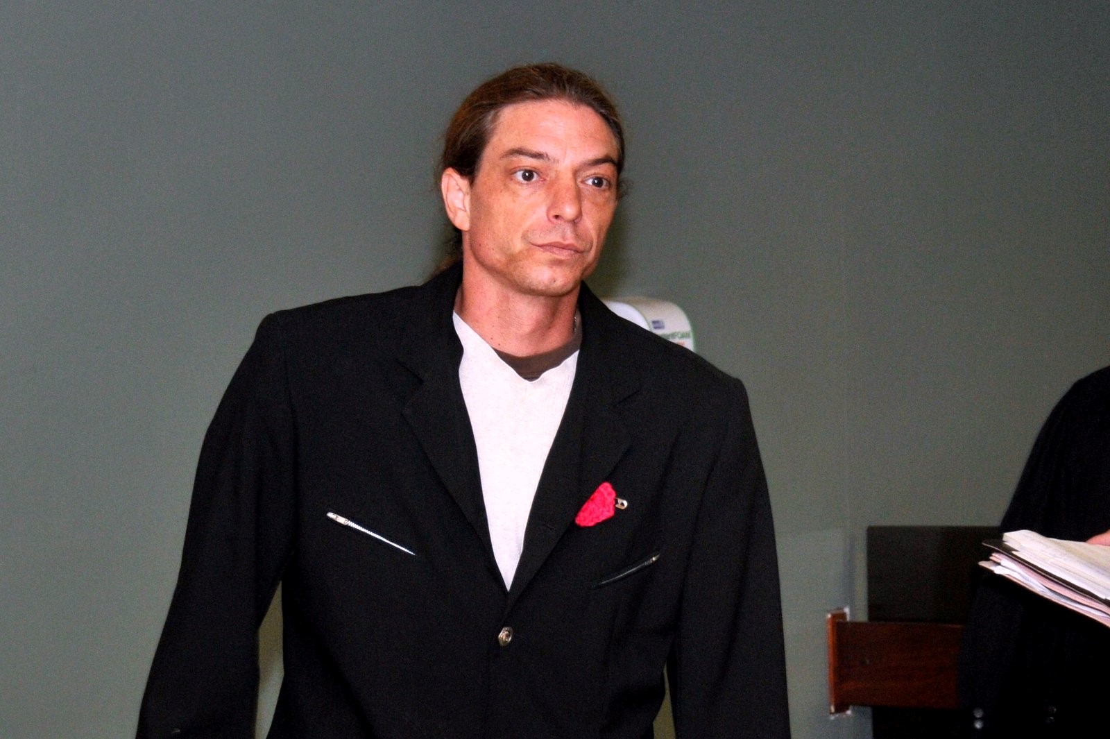 Le conjoint de la victime, Chantal Lavigne, au palais de justice de Drummondville.