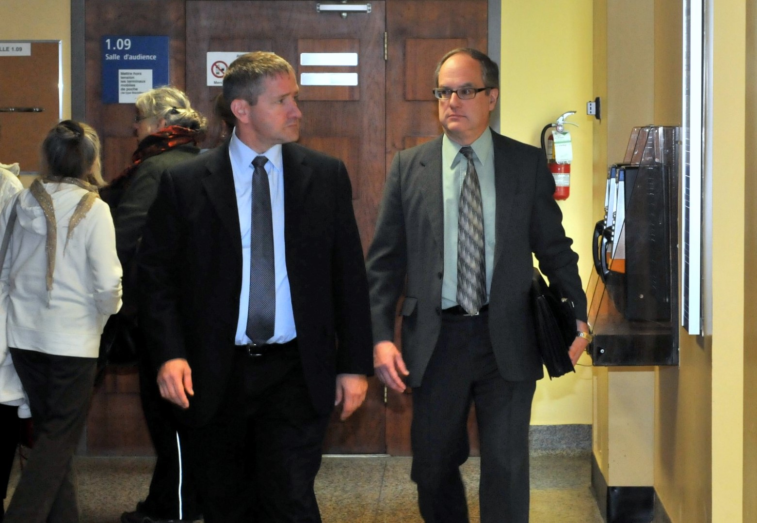 Le pathologiste, André Bourgault, accompagné d'un enquêteur.