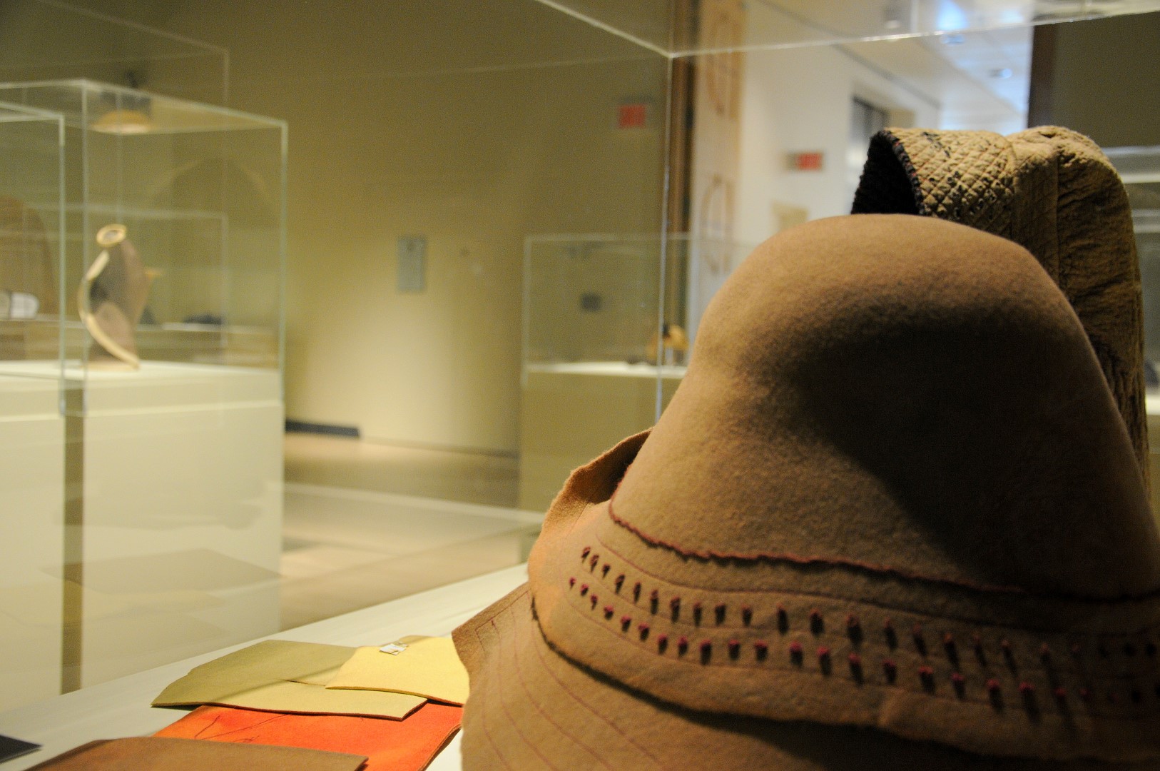 Mireille Racine et les chapeaux au Musée québécois de la culture populaire