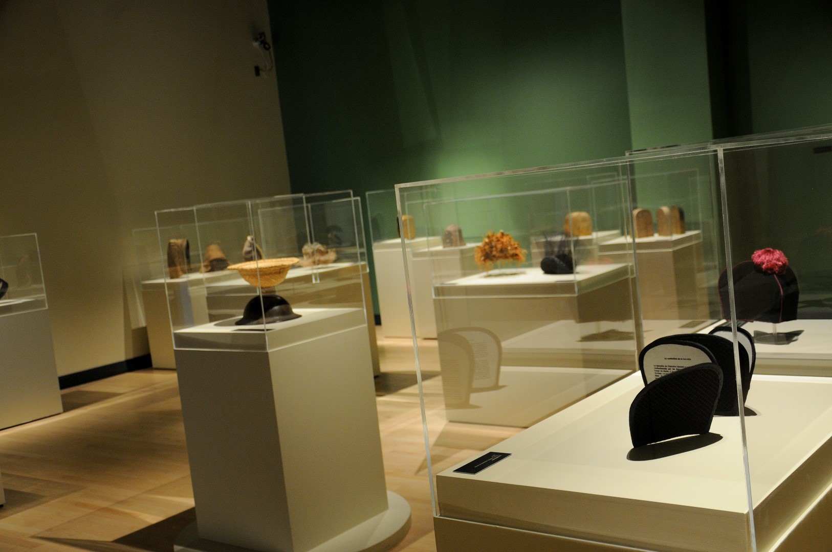 Mireille Racine et les chapeaux au Musée québécois de la culture populaire
