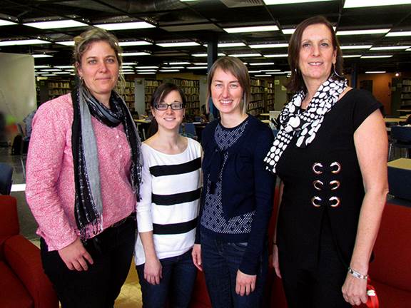 Marie-Pierre Pinard, professionnelle au développement de la recherche; Katy Leduc et Geneviève Aubry, récipiendaires des Bourses de soutien et Sylvie Le Sieur, directrice des Études. Absent sur la photo: Louis Tessier, boursier.
