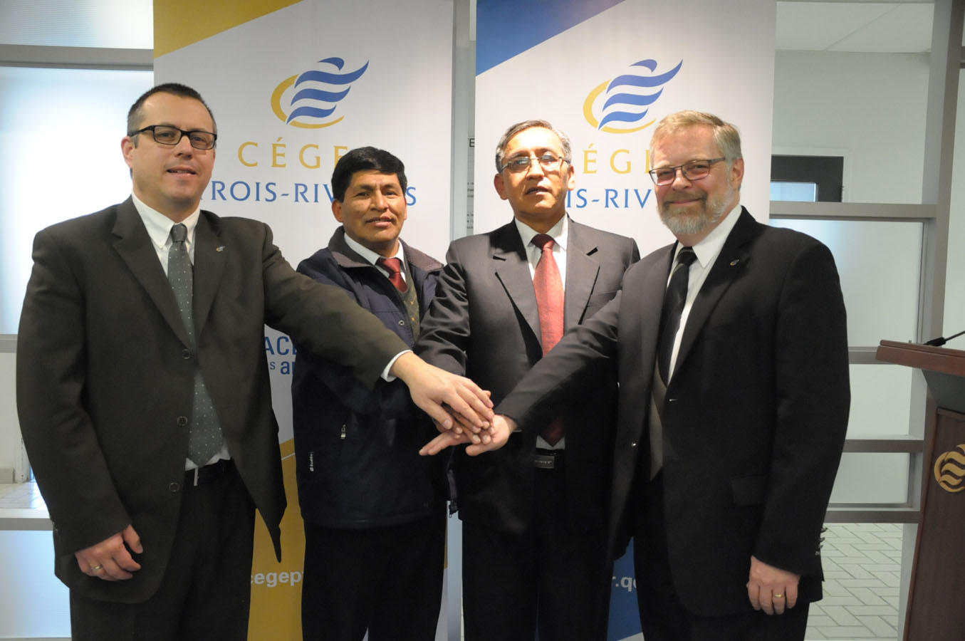 Denis Rousseau, directeur des études et responsable du Service de la coopération et du développement international, Fernando Fernandes Jimenez et José Antonio Apala Bello de l'Institut technologique Ayacucho en Bolivie et Raymond-Robert Tremblay, directeur général.