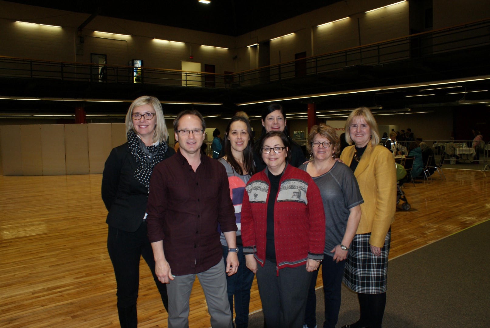 Les membres du comité organisateur du CSSS de Trois-Rivières : René Pelletier, infirmier clinicien et coordonnateur clinique des activités, Isabelle Pépin, assistante au supérieur immédiat et responsable du soutien clinique, Mme Ginette Léveillé, technicienne en administration et responsable des agentes administratives, Diane Bertrand, chef de l’administration du Programme santé publique et superviseur des activités (à l'arrière) ainsi que Julie Doré, chargée de projet et responsable des bénévoles. L'équipe est entourée de Christine Laliberté, directrice du programme jeunesse, famille, santé mentale et santé publique au CSSS de Trois-Rivières (complètement à gauche) et de Lucie Letendre, directrice générale du CSSS de Trois-Rivières (complètement à droite).