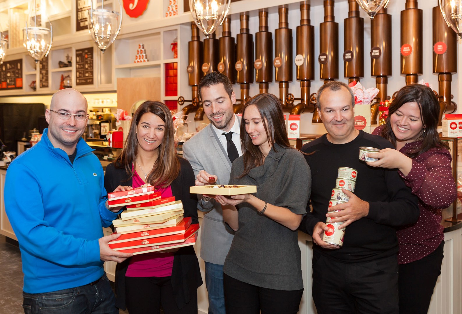 Sur la photo dans l'ordre habituel : Charles Auger, DG production de Chocolats Favoris, Julie Serré, associée du Groupe Serré, Dominique Brown, président de Chocolats Favoris, Kim Dupont, associée du Groupe Serré, Denis Serré, associé du Groupe Serré et Virginie Faucher, DG détail de Chocolats Favoris.