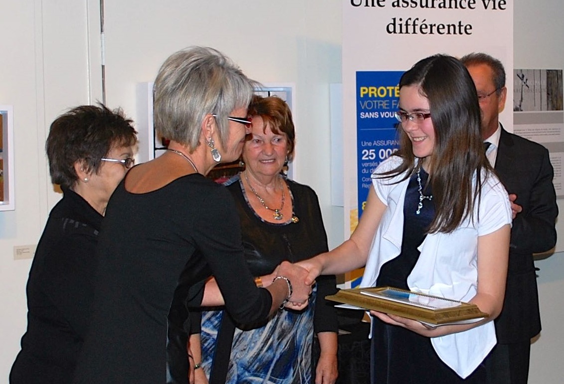 France Grenon serrant la main à Camille Lemieux, Gisèle Lemire, présidente, toutes deux du Centre d’action bénévole de Nicolet.