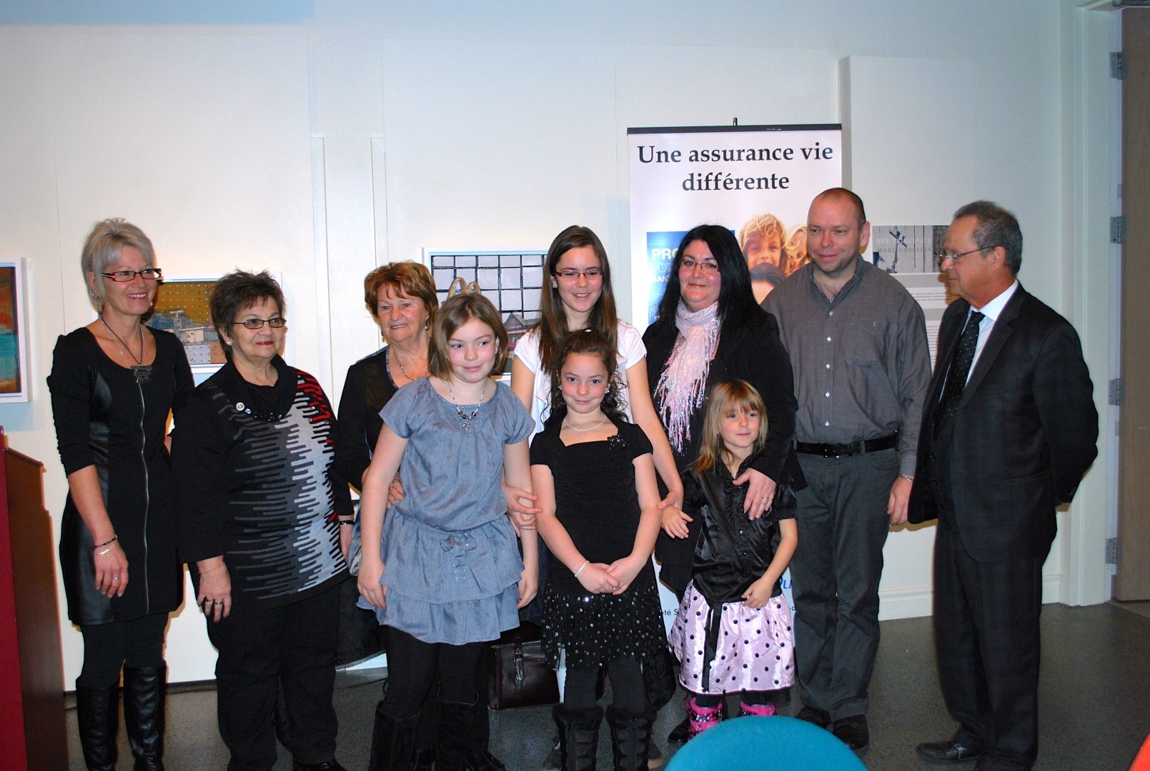 Rangée arrière : Du Centre d’action bénévole de Nicolet, France Grenon, agente de liaison et Gisèle Lemire, présidente, Lise Laplante, présidente de la SSJBCQ Section Nicolet, Camille Lemieux, jeune bénévole honorée, Renée Auger et Sylvain Lemieux, parents de Camille et Alain Drouin, maire de Nicolet.
Gauche à droite, rangée avant : Les trois sœurs de Camille, Marie-Noëlle, Marie-Mai et Arielle.