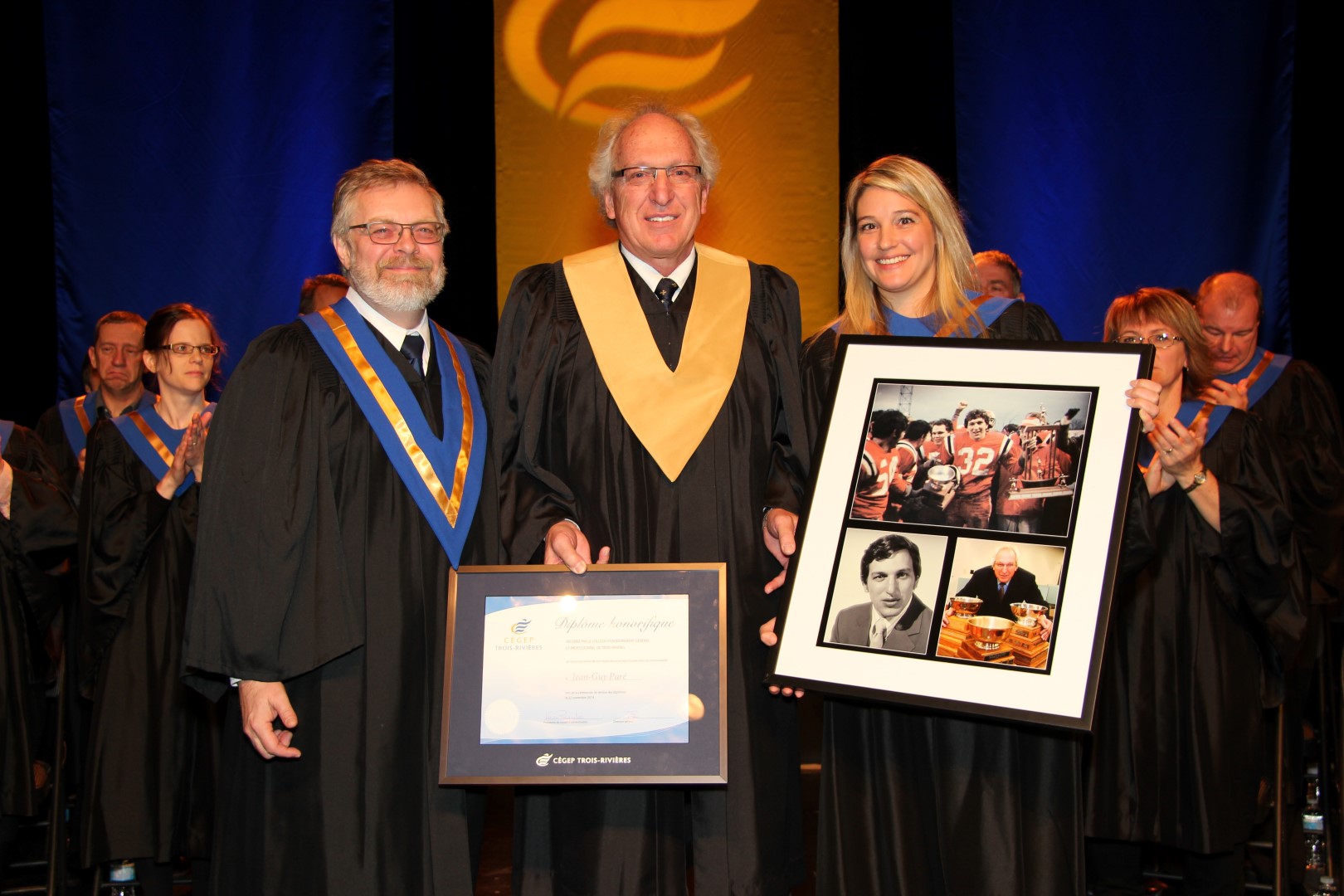 Sur cette photo, on peut reconnaître le directeur général du Cégep de Trois-Rivières, Raymond-Robert Tremblay et la présidente du conseil d'administration, Karine Provencher qui remettent un diplôme honorifique ainsi qu'une mosaïque à Jean-Guy Paré.