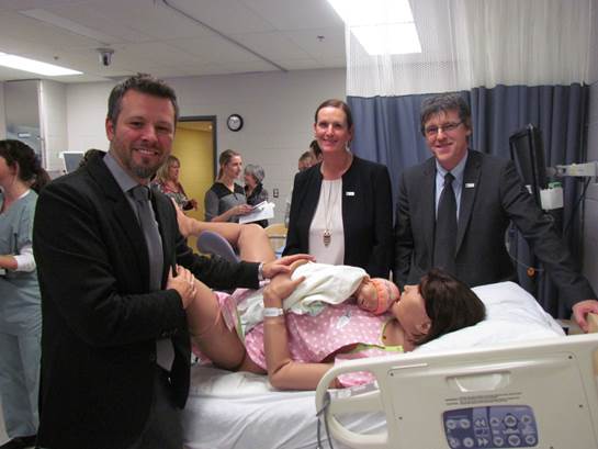 Sur la photo, nous retrouvons Luc Grenier, coordonnateur du Centre virtuel d’immersion clinique, Sylvie Le Sieur, directrice des Études et Guy Dumais, directeur général du Collège Shawinigan.