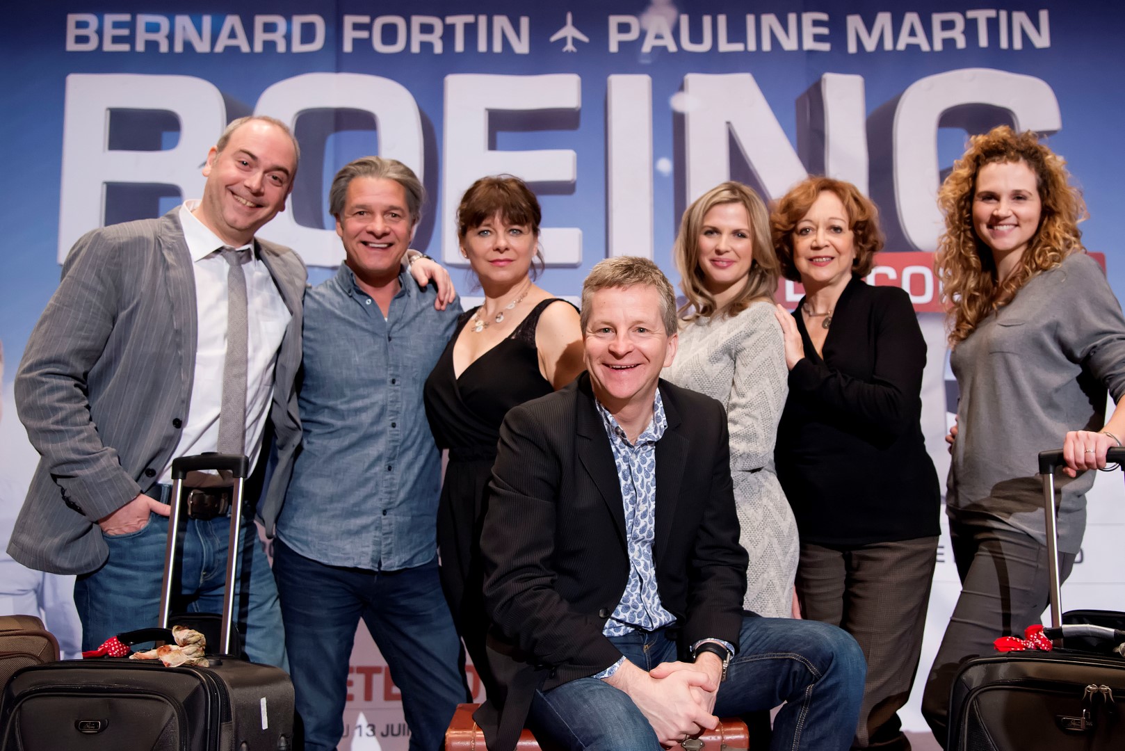 Le metteur en scène de la comédie Boeing Boeing, André Robitaille, entouré des six comédiens qui fouleront les planches de la Maison des arts cet été : Martin Héroux, Bernard Fortin, Martine Francke, Lise Martin, Pauline Martin et Caroline Bouchard.
