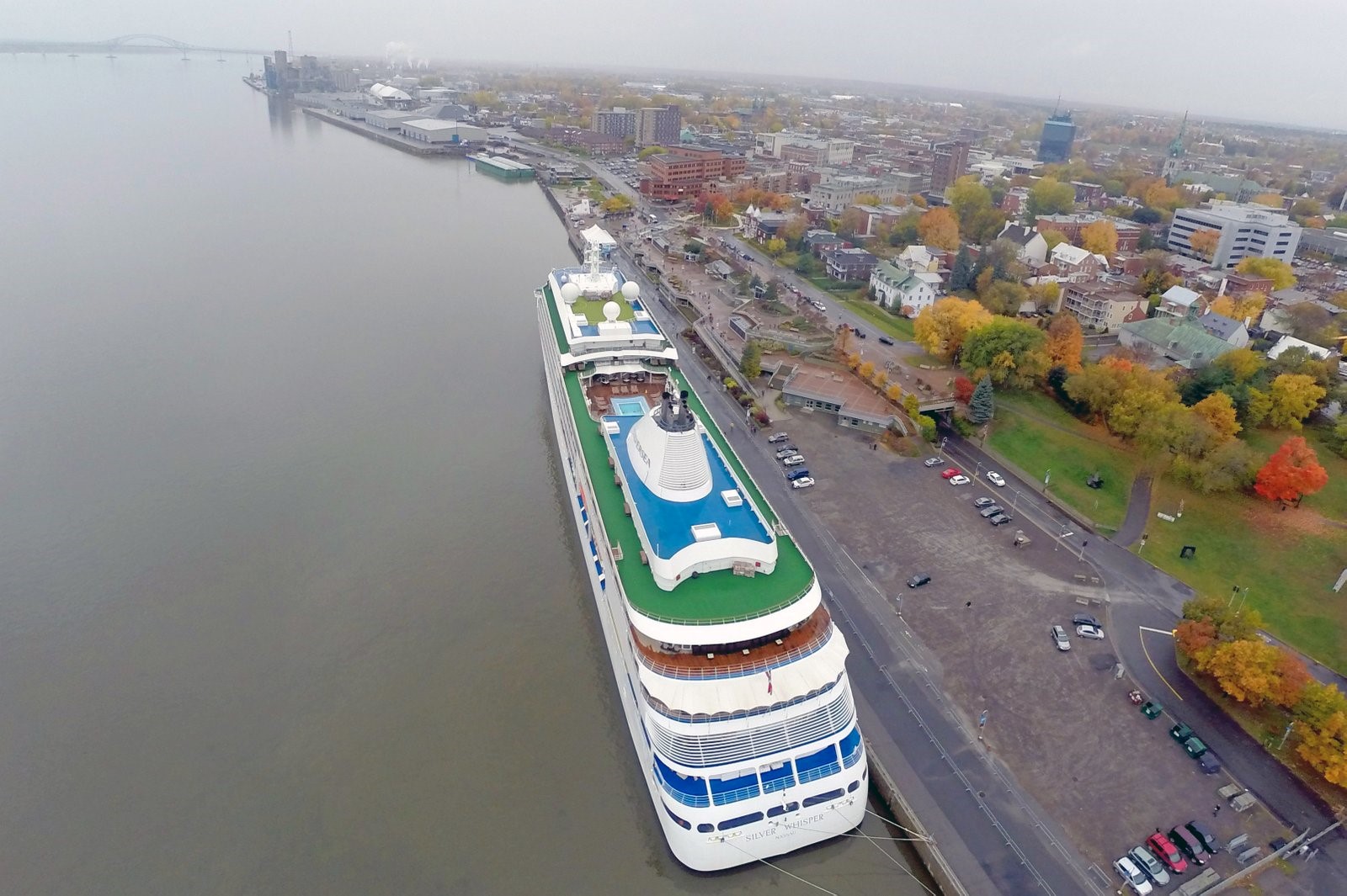 Le Silver Whisper s'est amarré au port de Trois-Rivières avec ses 382 passagers et 302 membres d'équipage le mercredi 15 octobre.