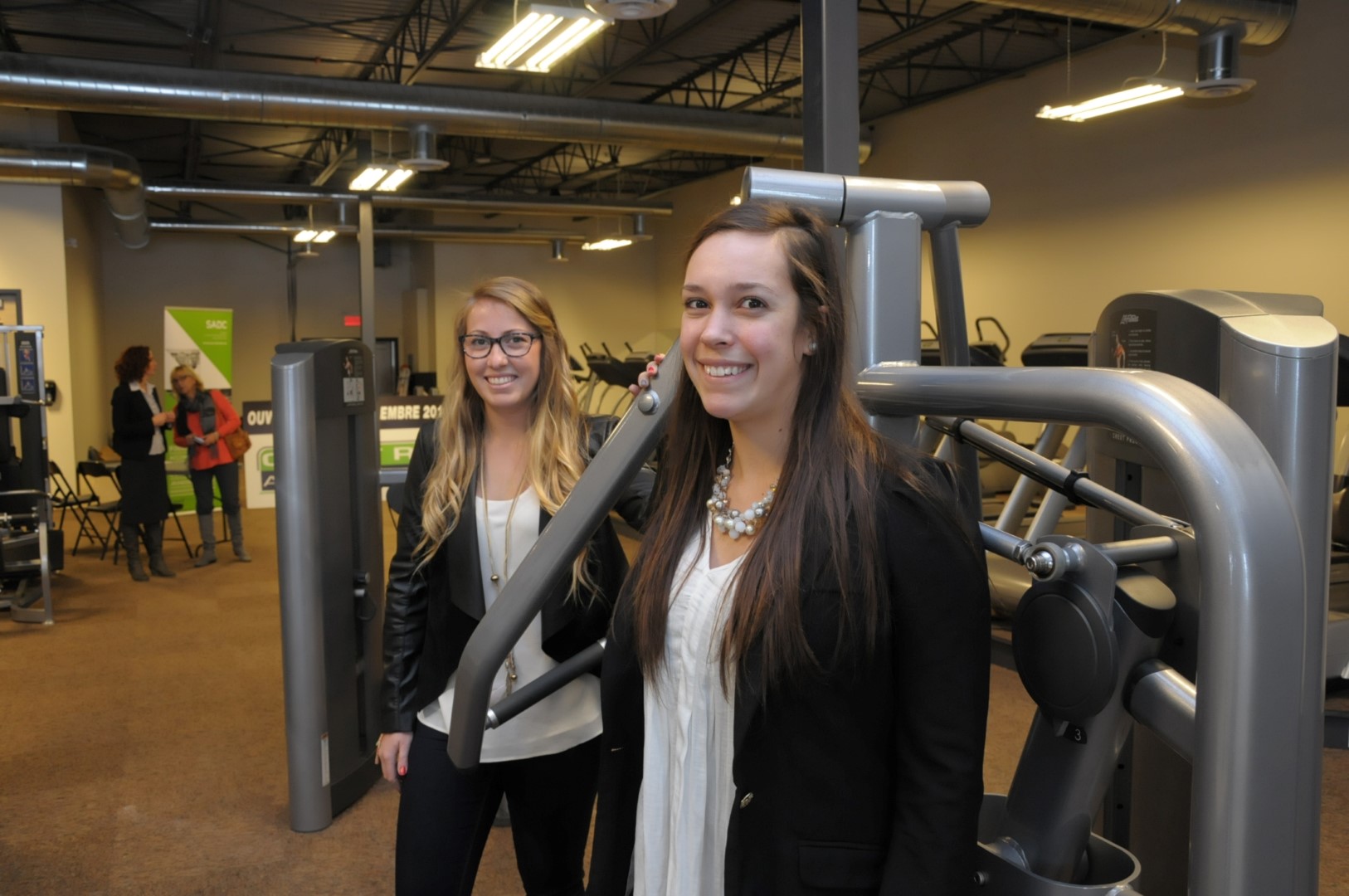 À l'avant plan, Laurie Bellerive la propriétaire et l'accompagnant, Lysanne Doyon, responsable du centre à Bécancour et kynésiologue de formation