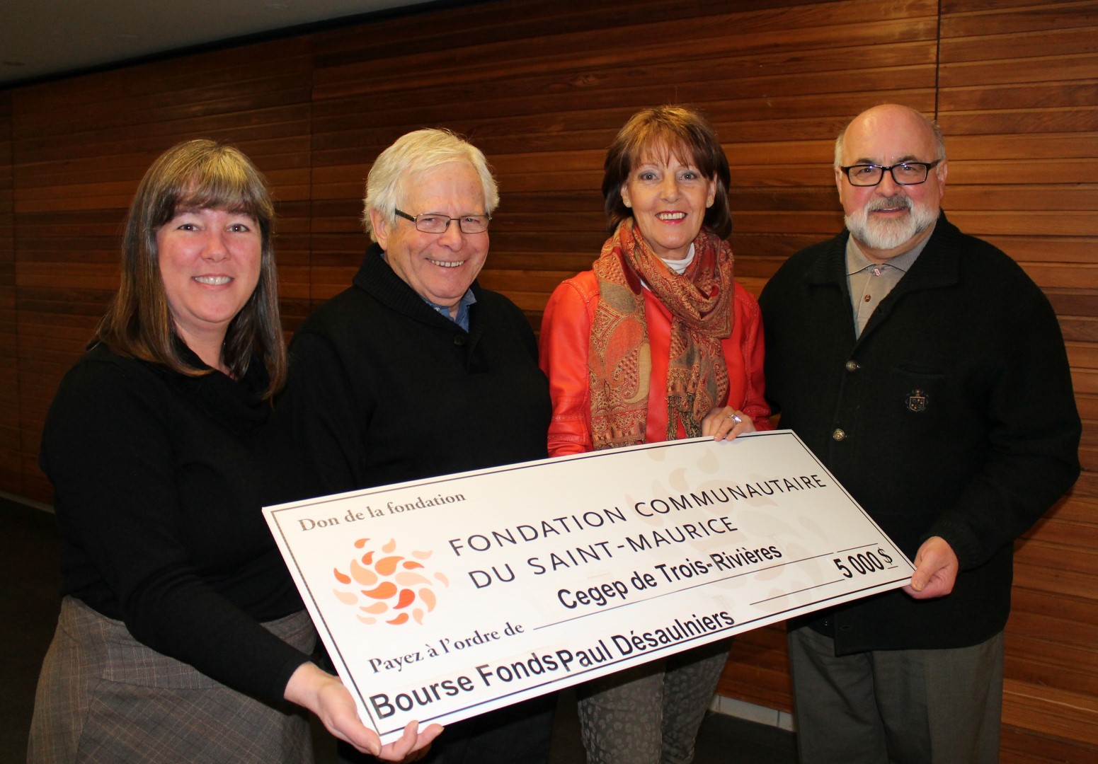 Roland Désaulniers, représentant du fonds Paul-Désaulniers, Lucy Sicard, directrice générale de la Fondation du Cégep de Trois-Rivières, Suzanne M. Ross, administratrice à la Fondation communautaire du Saint-Maurice et Pierre Lamothe, président de la Fondation communautaire du Saint-Maurice.