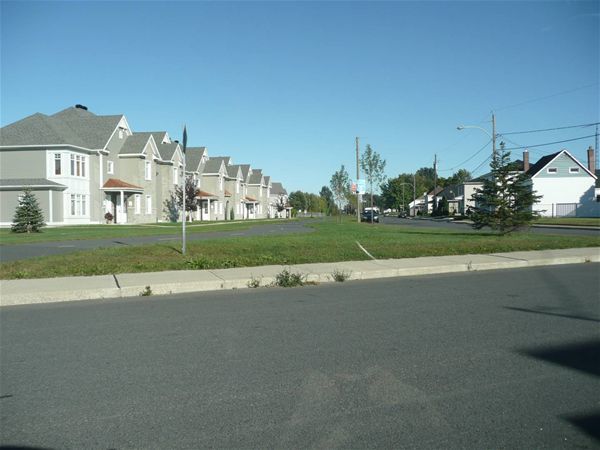 Plusieurs nouveaux quartiers sont nés dans les municipalités du Québec, que ce soit des maisons unifamiliales ou des condos. 