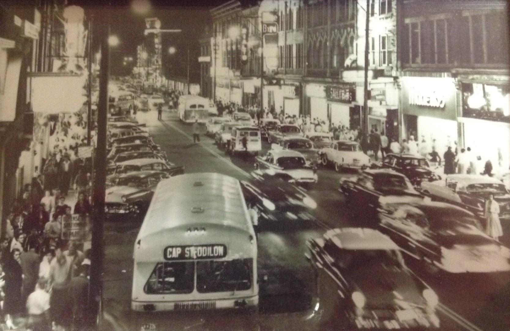 Cette photo illustre le centre-ville au milieu des années 60, alors que la circulation était à 2 voies. L'activité était à son comble à cette époque!