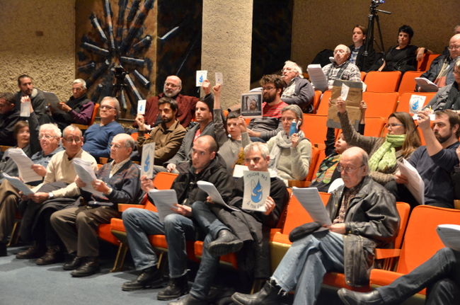 Plusieurs opposants à la fluoration de l'eau ont brandi des pancartes avec la mention "Touche pas à mon eau" lors du vote.