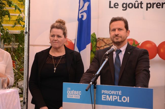 Parmi la quinzaine d’annonces d’investissements de lundi, l’entreprise Les Serres du Saint-Laurent (Savoura) a reçu 840 000 $ du gouvernement du Québec pour la modernisation de ses équipements. Sur la photo, la présidente-directrice générale de l’entreprise, Marie Gosselin, et le ministre responsable du Centre-du-Québec et de la Mauricie, Yves-François Blanchet.