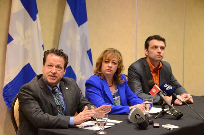 Le député Donald Martel a refusé de se réjouir des nombreuses annonces faites en Mauricie et au Centre-du-Québec, affirmant que seulement 15 emplois seront créés alors que 12 000 ont été perdus dans les deux régions au cours des deux dernières années. De gauche à droite: Donald Martel, Sylvie Roy et Sébastien Schneeberger, députés de Nicolet-Bécancour, d'Arthabaska et de Drummond-Bois-Francs.