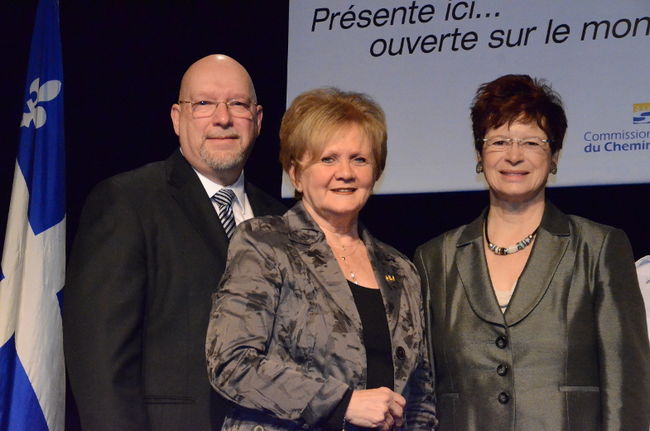 560 000 $ ont été accordés à la Commission scolaire Chemin-du-Roy pour la rénovation de quatre écoles. De gauche à droite: Le président de la Commission scolaire, Yvon Lemire, la députée de Champlain, Noëlla Champagne, et la ministre de l’Éducation, Marie Malavoy.