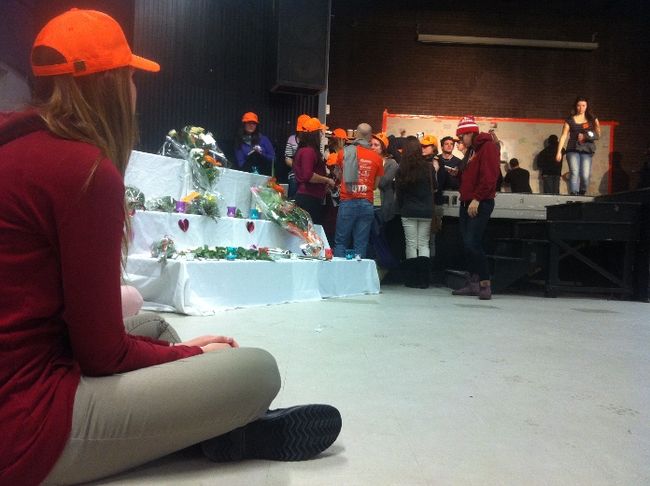 Les étudiants ont signé la murale en mémoire de Roxanne Boisvert et plusieurs d’entre eux ont apportés des bouquets de fleurs.