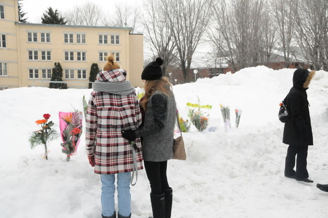 Des amis des trois victimes se sont recueillis samedi au Collège Marie-de-l'Incarnation.